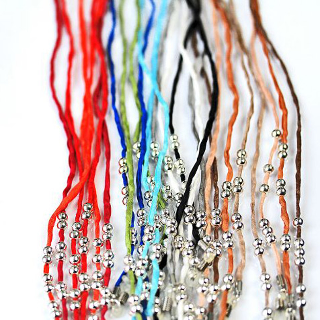 Bild von Brillenkette MaTina aus 100 % Seide, hellrosa, 12 versilberte Perlen, 1 Stück
