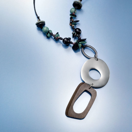Bild von Ethno-Brillenkette "Marine", aus Holz- und Metall, schwarz/grau/silber, 1 Stück